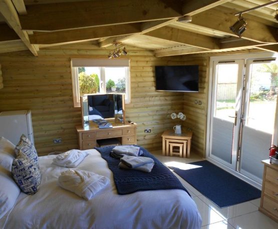 Downsfield Bed & Breakfast Carbis Bay - Deluxe One-Bedroom Log Cabin